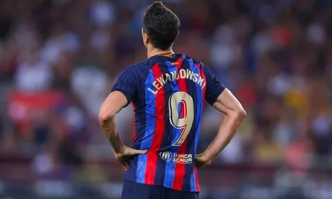 Lewandowski bị cướp khi đang giao lưu với CĐV