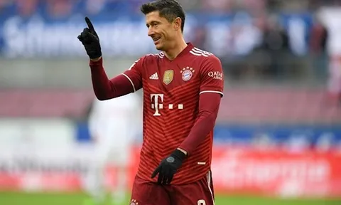 Lewandowski lại xát muối Bayern