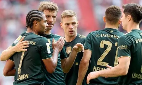 Lewandowski lập kỷ lục, Bayern trút mưa bàn thắng lên tân binh