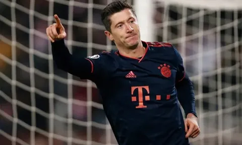 Lập cú poker, Lewandowski đã "khuất phục" thành công Muller