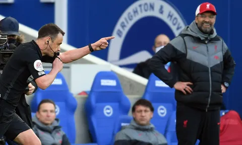 Liên tục bị "thế lực hắc ám" hành hạ, HLV Jurgen Klopp lộ biểu cảm khó đỡ