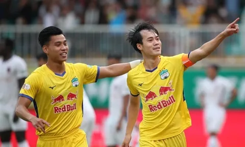 Vòng 8 V-League: HAGL lập hattrick; CĐV “phun mưa” trọng tài