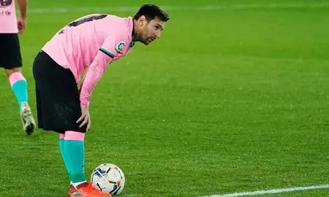 SỐC! Messi thoát thẻ đỏ khó tin dù 'thái độ' với trọng tài chính