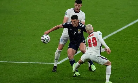 Liverpool đại chiến M.U vì ‘người không phổi’ của Scotland