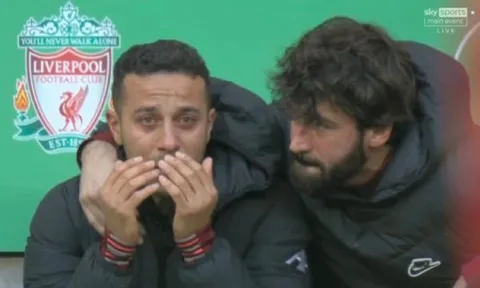 Liverpool nhận tin dữ trong ngày đăng quang Cúp Liên đoàn