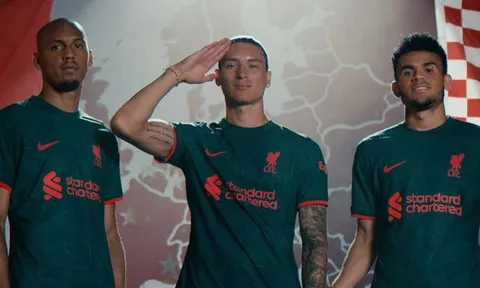 Liverpool ra mắt áo đấu thứ 3 tuyệt đẹp