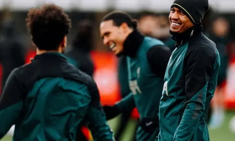Salah nói chuyện với Fabinho, Van Dijk cười ngất