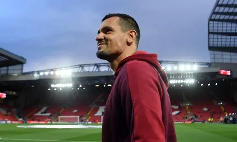 Liverpool thua thảm, bạn thân Salah đứng ra bênh vực