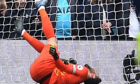 CHOÁNG! Lloris chấn thương "kinh hoàng", De Gea chỉ còn biết làm 1 điều