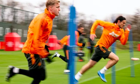 Lộ thái độ De Beek khi đòi rời M.U, Cavani có diện mạo mới trên sân tập