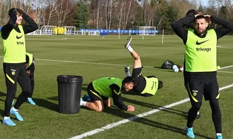 Loạt sao Chelsea ôm đầu, lăn lộn với pha hỏng ăn của Azpilicueta