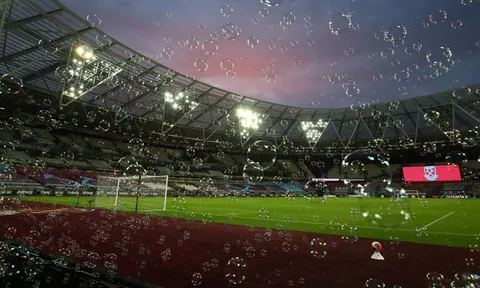 CHÍNH THỨC! Moyes và loạt cầu thủ dính Covid-19, CLB Premier League vẫn ra sân thi đấu