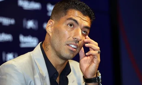 Suarez ngấn lệ, cười khẩy Bartomeu ngồi ngay bên cạnh ngày chia tay Barca