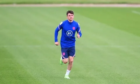Carragher nêu lý do chọn Mason Mount thay vì Jack Grealish