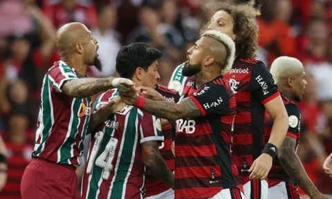 Luiz và Vidal xuất hiện trong trận cầu bạo lực có 5 thẻ đỏ