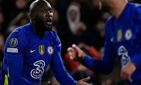 Carragher không hài lòng với sao Chelsea