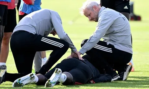 Lukaku đơ mặt, nằm đo ván trên sân