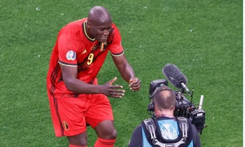 Lukaku động viên Eriksen sau khi ghi bàn