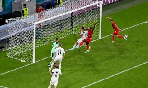 Lukaku lại giật mình, đá bay cơ hội của tuyển Bỉ