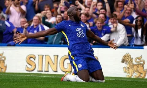 Lukaku thắp sáng cuộc đua khốc liệt ở Ngoại hạng Anh