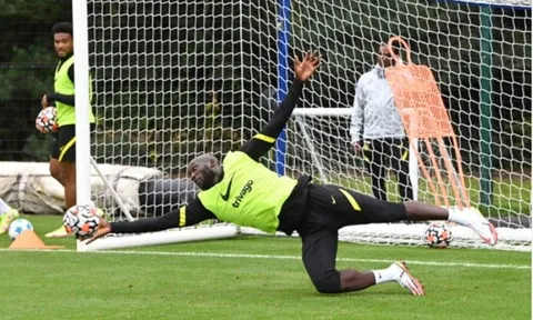 Lukaku trổ tài bắt gôn trước thềm đại chiến Arsenal