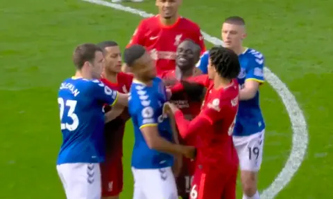 Mane "chọc mắt" cầu thủ Everton nhưng thoát thẻ đỏ
