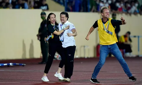 Nữ trưởng đoàn U23 Thái Lan ăn mừng cực sung khi đội nhà thắng to