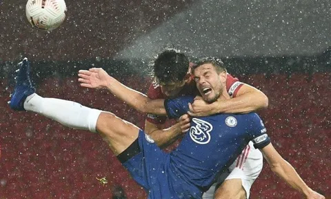 Lý giải nguyên nhân trọng tài không cắt còi tình huống Maguire kẹp cổ Azpilicueta