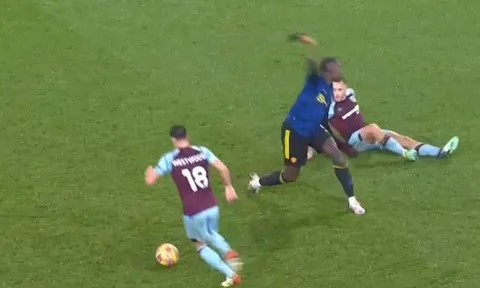 Maguire bị xoay như chong chóng, Pogba điên tiết quăng găng tay