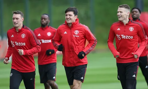 Vừa trở lại, Maguire lập tức tạo tiếng cười trên sân tập Man Utd