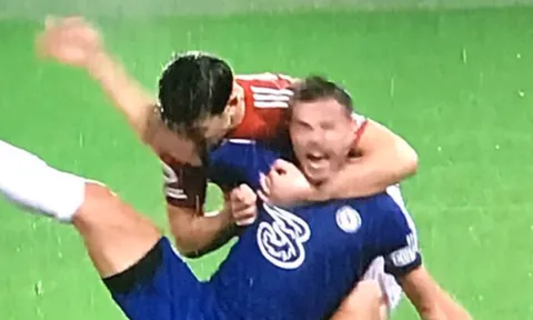 Hasselbaink: "Điên rồ! Maguire đã bóp cổ Azpilicueta"