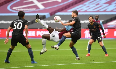 Siêu phẩm của Rooney được tái hiện, Man City sẩy chân trước West Ham