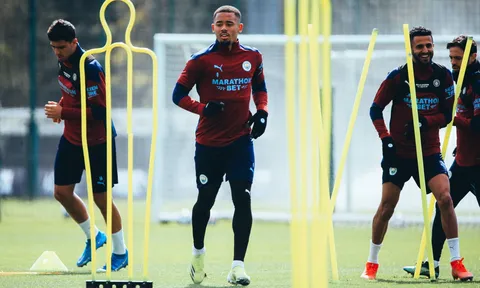 Man City ung dung ngồi nhìn M.U với Spurs đánh nhau "sứt đầu mẻ trán"