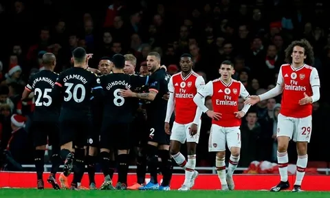 Man City và 10 món quà Giáng sinh "kinh hoàng" gửi sớm cho Arsenal