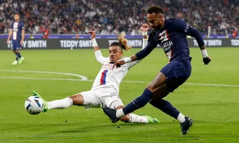Man United, Barcelona tranh mua hậu vệ phải Lyon