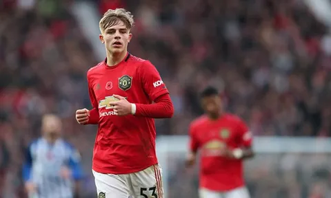 Man Utd bật đèn xanh, Southampton tăm tia chèo kéo "kép phụ" Luke Shaw