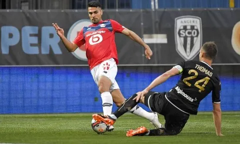 Zeki Celik có gì để 'tam đại gia' Premier League thèm khát?