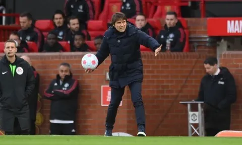 Man Utd đã đúng khi ưu tiên Ten Hag hơn Antonio Conte