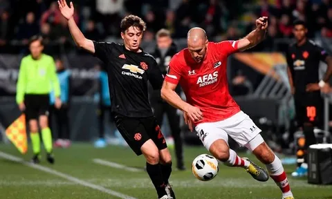 "Man Utd không biết đá sân cỏ nhân tạo? Đúng là điên"
