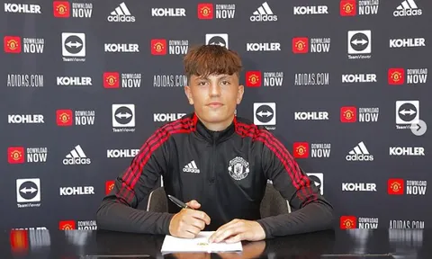 Man Utd ký hợp đồng với sao trẻ chạy cánh 17 tuổi