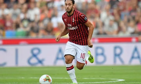 Man Utd mua Calhanoglu: Một mũi tên trúng hai 'con nhạn'