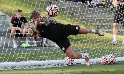 Man Utd tập hăng say, xuất hiện cạ cứng với De Gea, Henderson