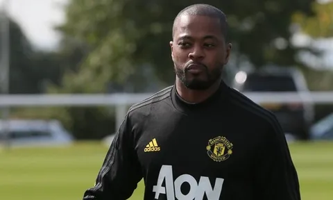 Man Utd thăng hoa trước PSG, Evra có hành động khó đỡ