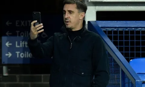 Man Utd thua thảm, Gary Neville vẫn vui vẻ cà khịa Liverpool