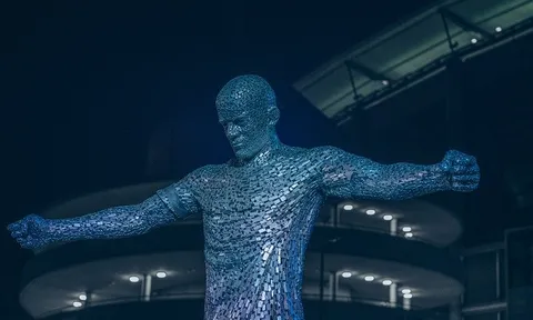 Fan M.U thắc mắc khi M.C đặt tượng giống Rooney bên ngoài Etihad