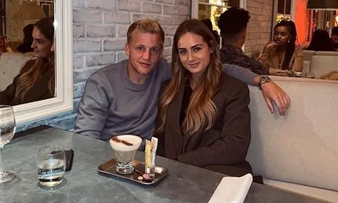 Van de Beek mặn nồng bên bạn gái