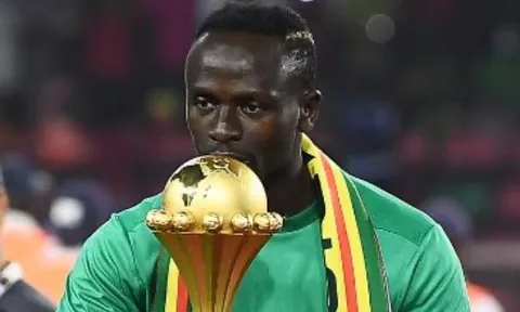 Mane đánh bại Salah, Drogba có lời nhắn gửi