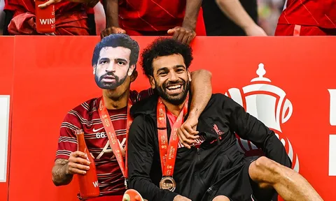 Mane "quẩy nhiệt" cùng Klopp, 2 Salah xuất hiện