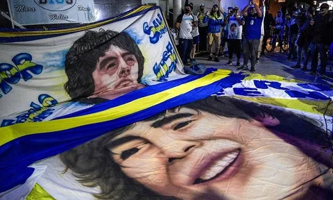 Maradona phẫu thuật thành công, fan ăn mừng như vô địch