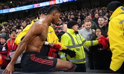Marcus Rashford ghi bàn và ghi điểm trong mắt CĐV vì nghĩa cử cao đẹp